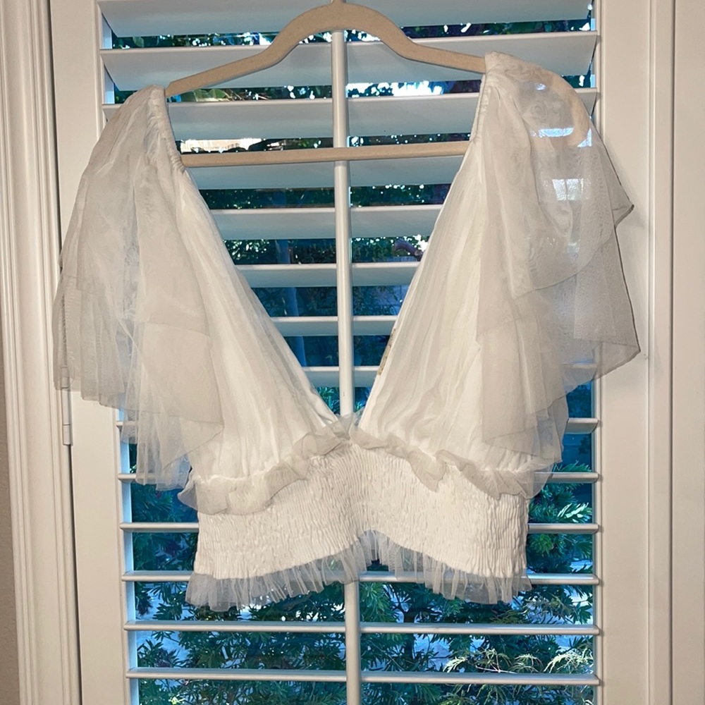 Elevated shoulder plunge top